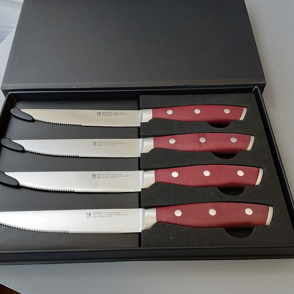 This Henckels knife set includes four stainless steel steak knives with a vibran - Picture 4 of 9